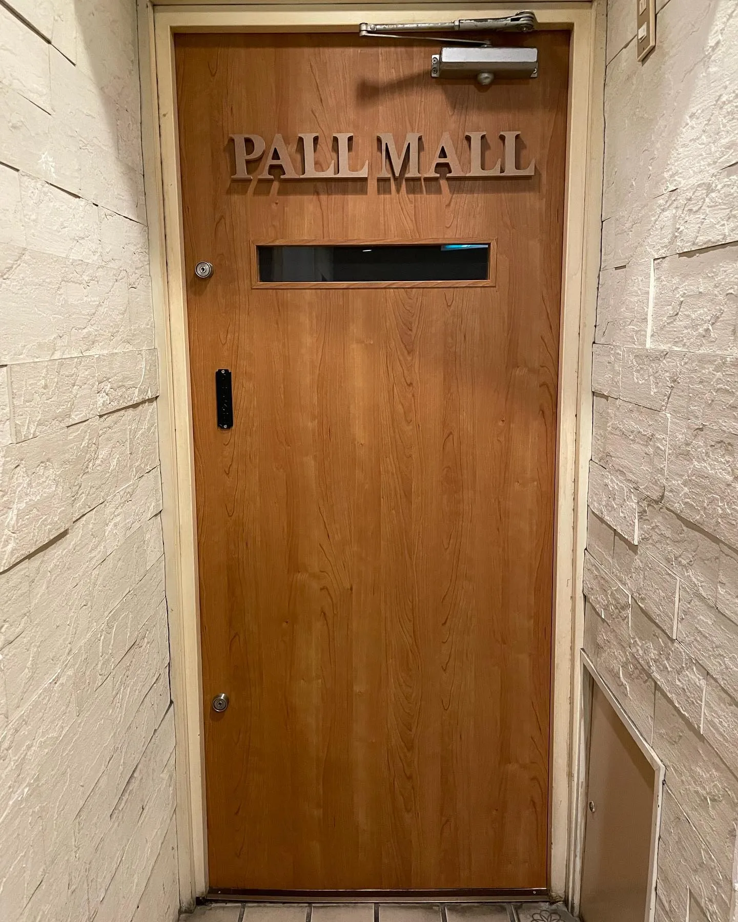 オープンから早2ヶ月弱、ドアの交換工事が完了しました！