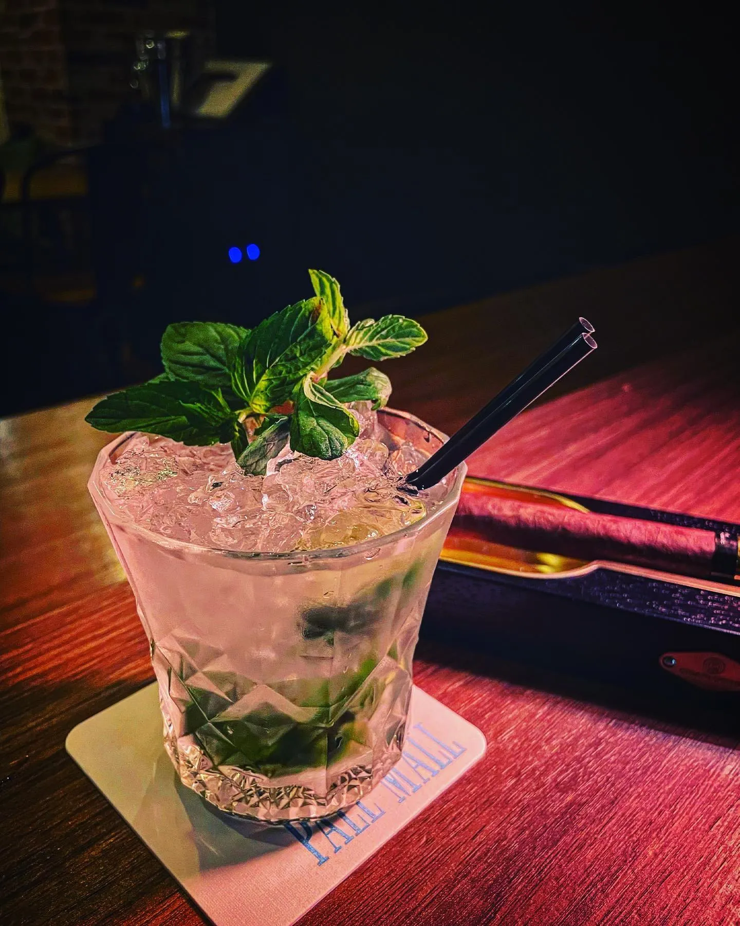 蒸し暑い雨の夜に