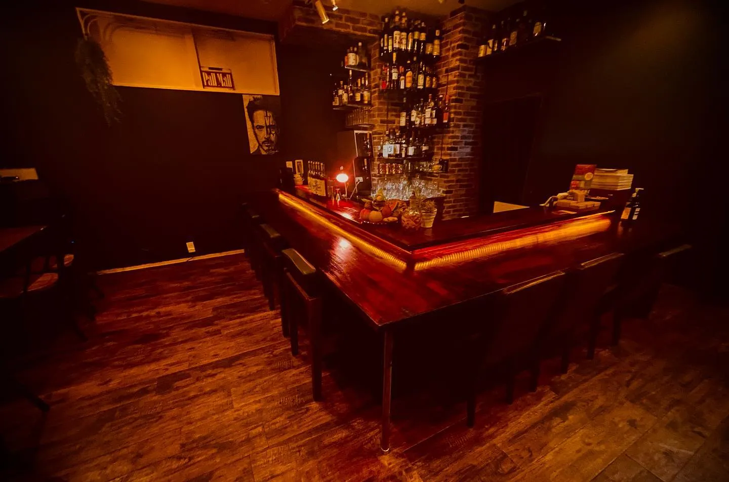 昨日は定休日でしたが朝からカウンターのリニューアルをしており...