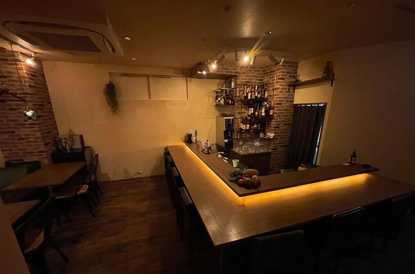 昨日は定休日でしたが朝からカウンターのリニューアルをしており...