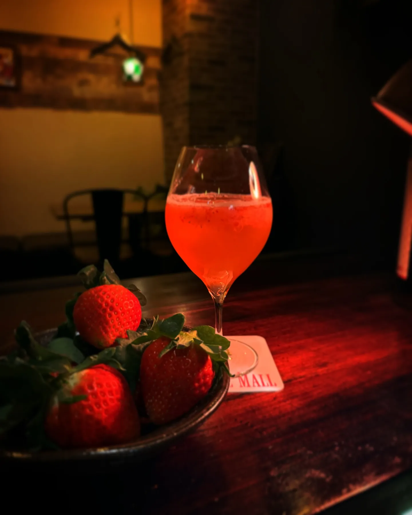 旬はまだまだ先ですが、クリスマスに向けて出回り始めた苺を仕入...