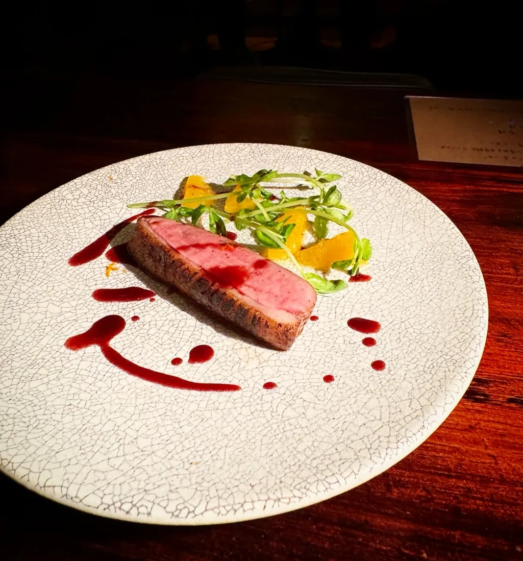 鴨のロースト  焦がし玉ねぎと自家製梅酒のソース